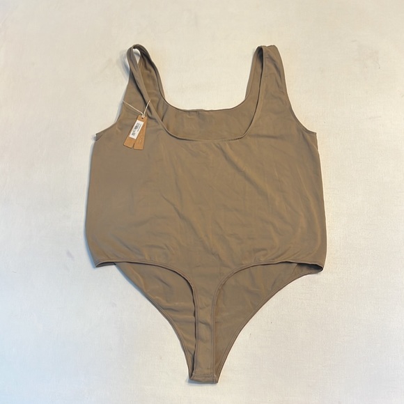 11. NWT SKIMS SOFT SMOOTHING THONG BODYSUIT DESERT - Picture 7 of 7